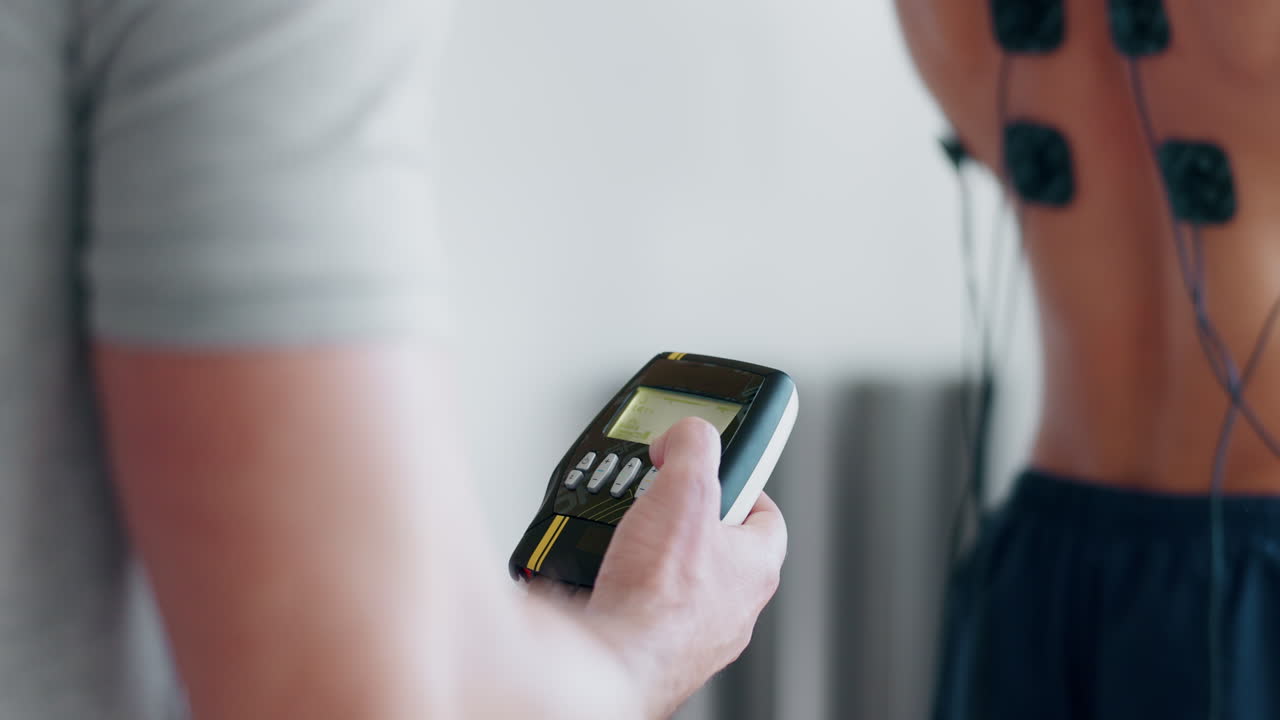 manos con estimulador muscular eléctrico