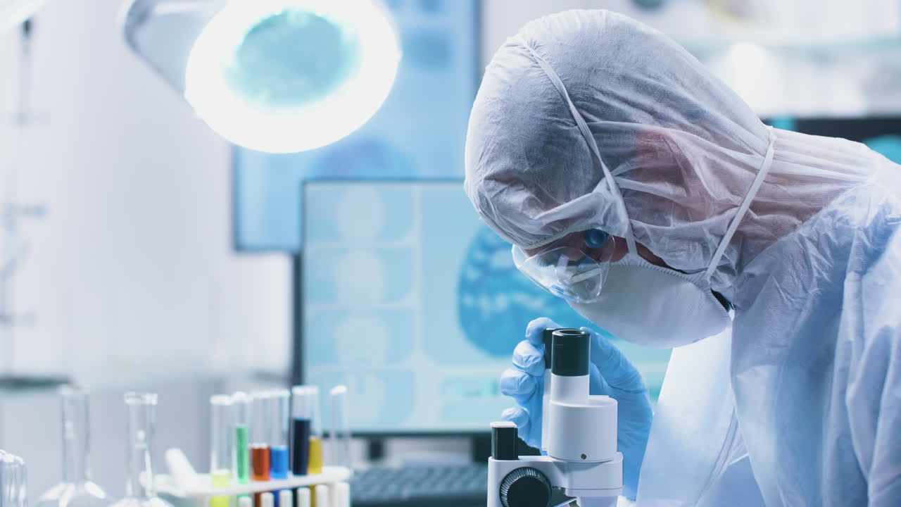 científico que trabaja en un laboratorio