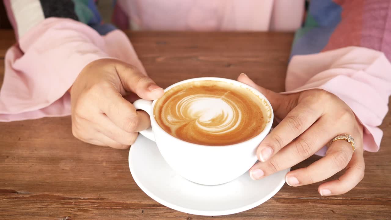 mujer disfrutando de un café en una cafetería