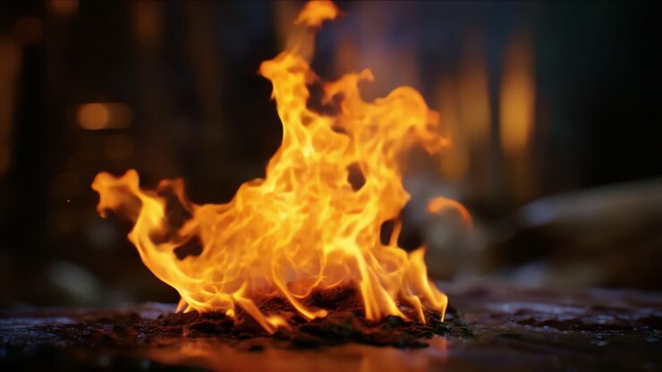 L’incantevole danza delle fiamme: l’intensa bellezza del fuoco che guizza, si torce e illumina l’oscurità con il suo calore e la sua energia in ogni brillante dettaglio