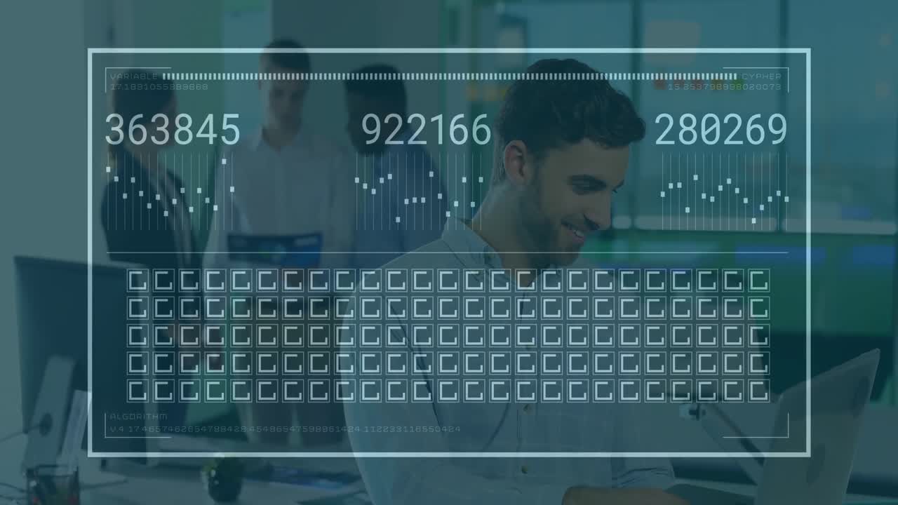 animación de la interfaz con procesamiento de datos sobre hombre caucásico usando portátil y sonriendo en la oficina
