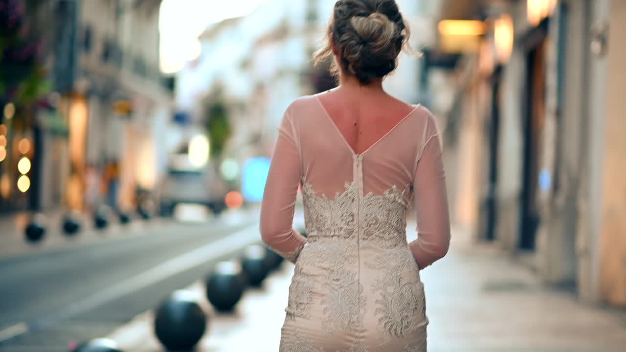 Donna in abito bianco che cammina per le strade di Cannes, Francia