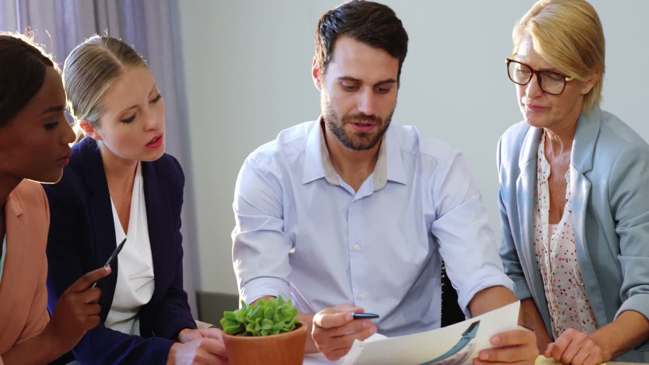 бизнесмены, взаимодействующие над документом