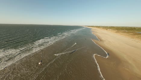 Welliges-Und-Saphirblaues-Meer-Zieht-Mit-Seiner-Schönheit-Besucher-Und-Liebhaber-Des-Wassersports-An