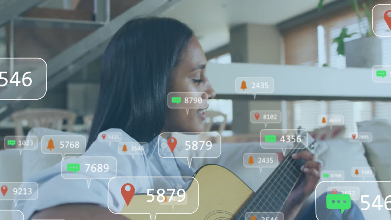 animación de iconos y procesamiento de datos sobre mujer biracial tocando la guitarra
