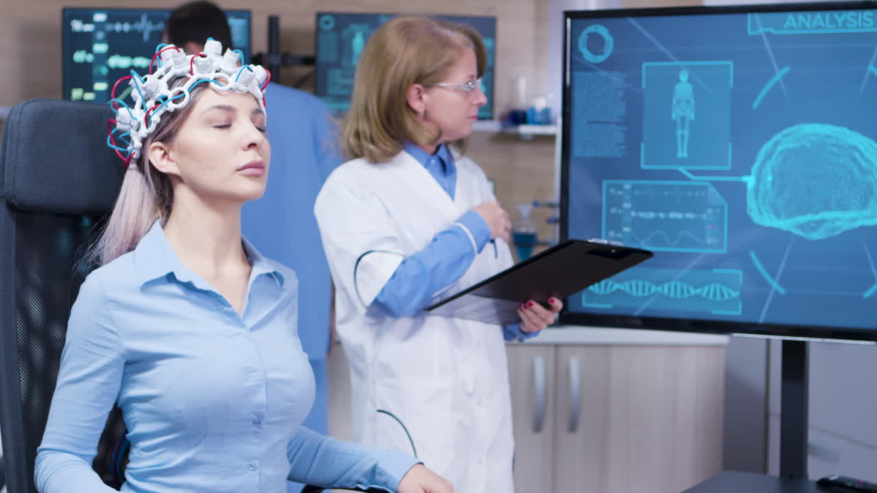 doctora mirando una pantalla de tv con actividad cerebral