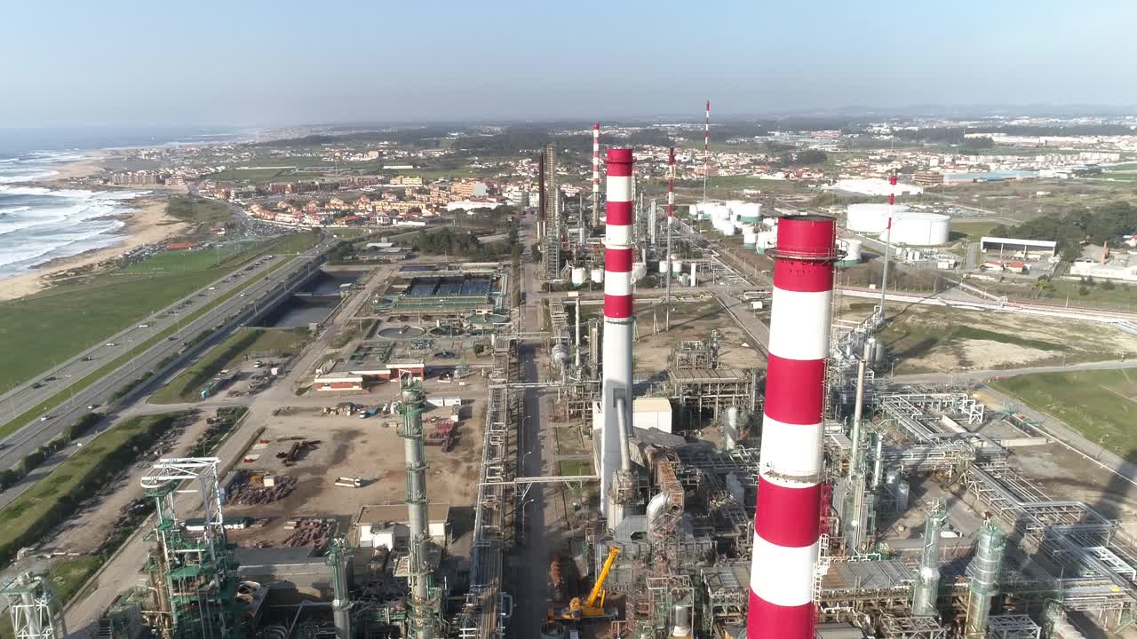 vista aérea de una gran refinería de productos químicos en matosinhos, portugal