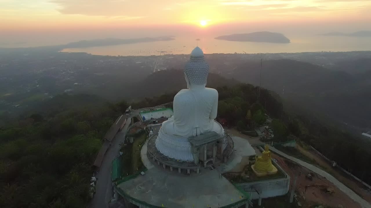 vista aérea del hermoso gran buda en la isla de phuket.