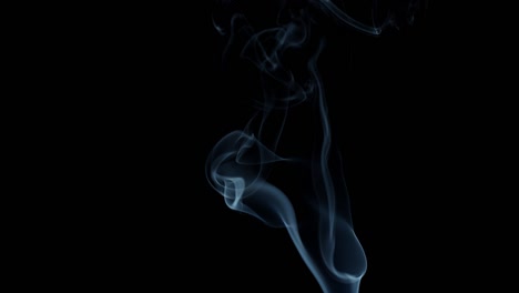 una franja de humo sobre un fondo negro que se mueve hacia arriba.