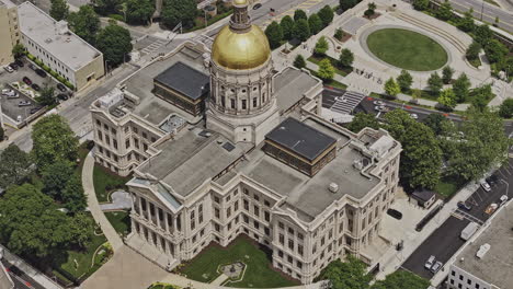 Toma-Aérea-Cinematográfica-V914-De-Atlanta-Georgia-Con-Zoom,-Vista-Aérea-De-Drones-Sobrevolando-Y-Alrededor-Del-Edificio-Del-Capitolio,-La-Inclinación-Hacia-Arriba-Revela-El-Paisaje-Urbano-Del-Centro-Y-Del-Centro-De-La-Ciudad---Filmado-Con-Mavic-3-Pro-Cine---Mayo-De-2023