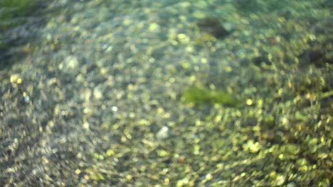 las ondas de agua desfocalizadas y el resplandor del sol en las olas. las ondas del mar. el desplandor de sol en el agua azul turquesa. el deslumbramiento borroso en el agua. el fondo borroso del agua, relajarse. el deslizamiento del sol en los olas.