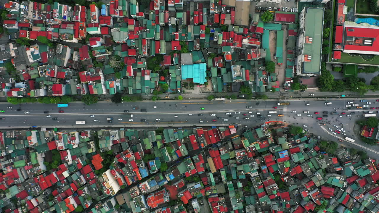 이 도시의 도로는 항상  ⁇ 비고 있습니다.