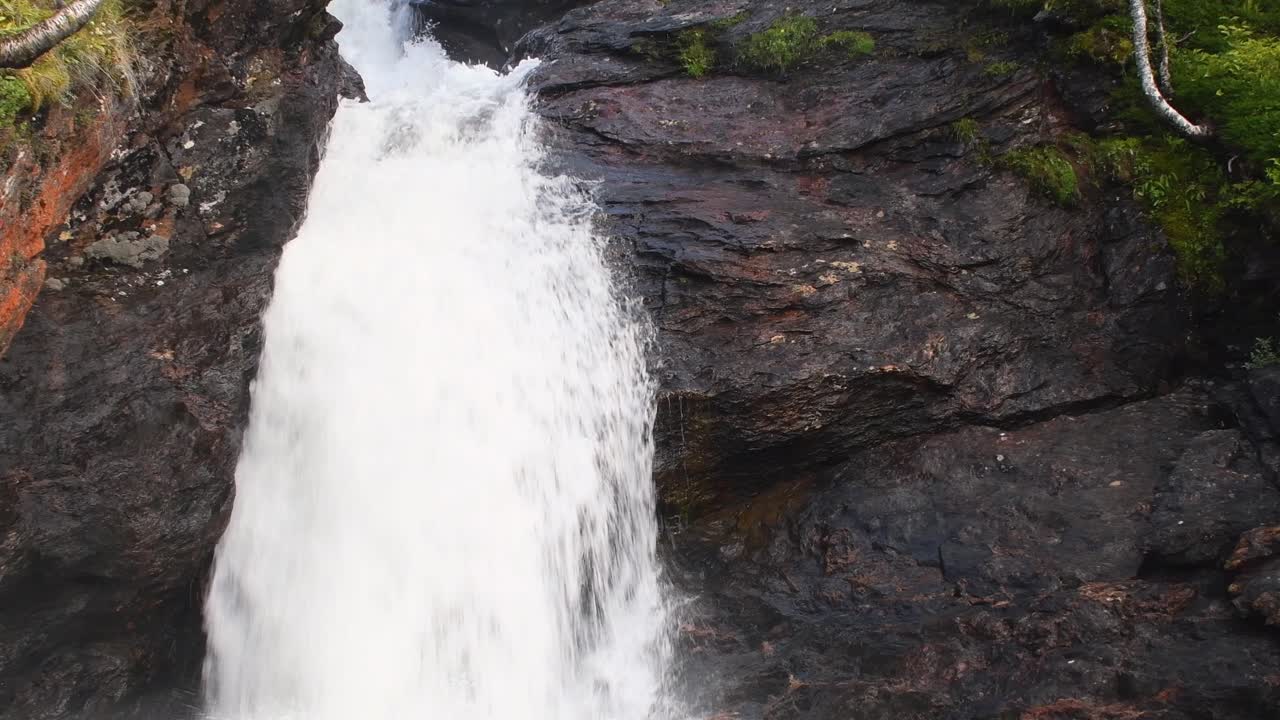 cascada rociando agua sobre las rocas