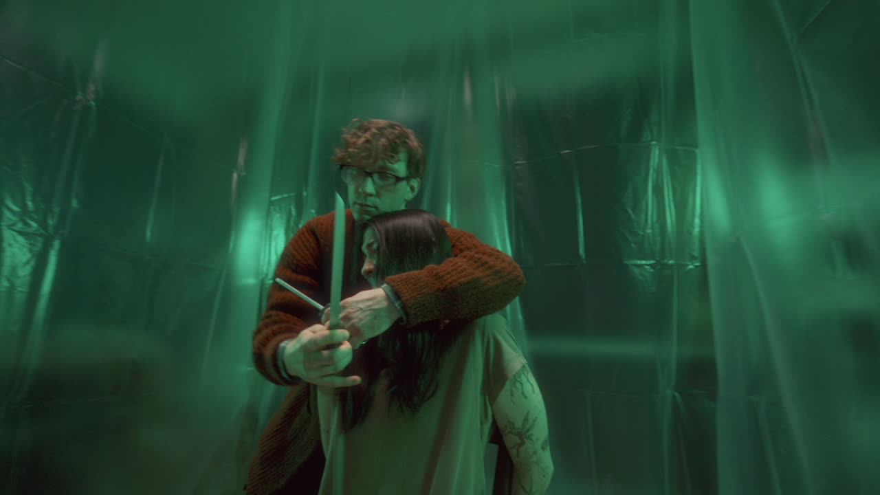 malvado maníaco aterrador atado y amordazado rehén en una habitación con poca luz