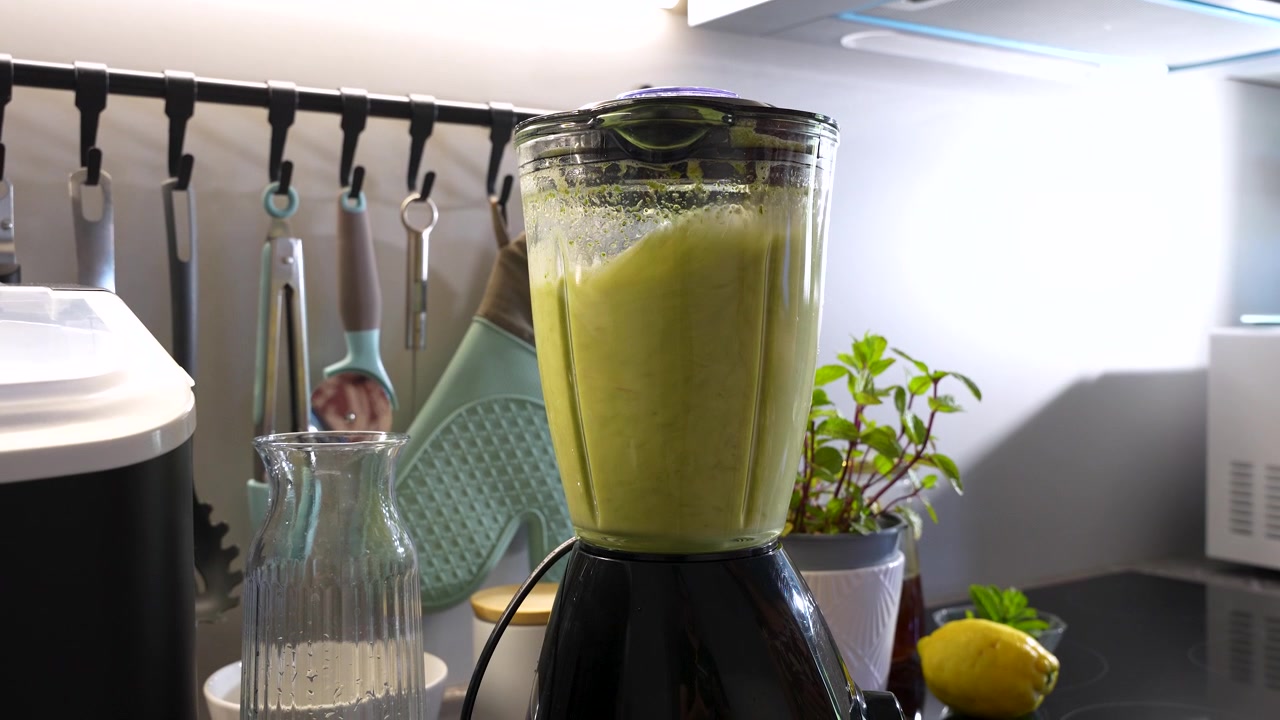 Mãos Misturando Alimentos em um Liquidificador Elétrico de Bancada