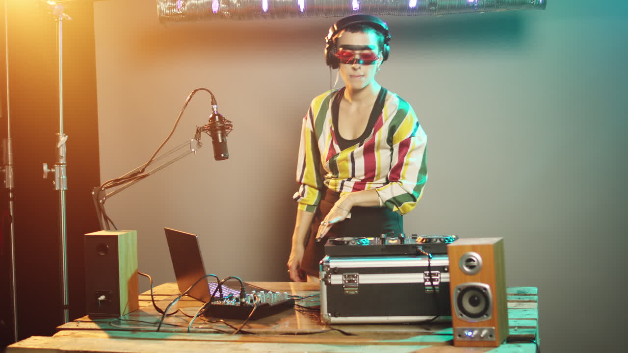 mezclador de dj que utiliza tocadiscos modernos para el rendimiento de clubes