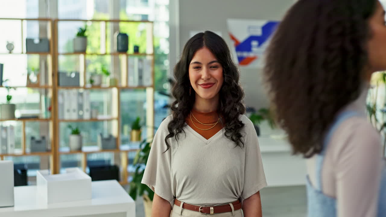 mujeres confiadas en la oficina moderna