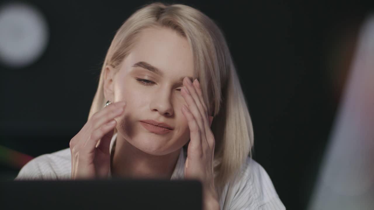 머리를 마사지하는 피곤한 여자