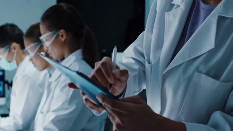 científicos en un laboratorio