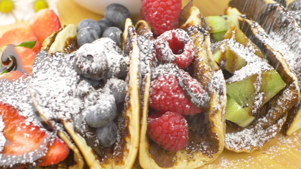 신선한 과일과 함께 고전적인 미국 팬케이크 여름 가정용 아침 식사