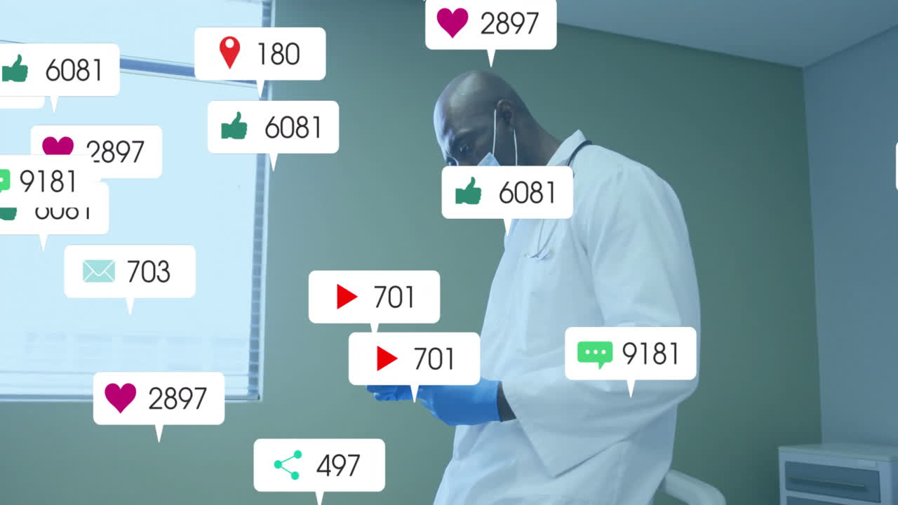 Médico verificando smartphone em clínica médica, com bolhas de notificação de redes sociais flutuantes