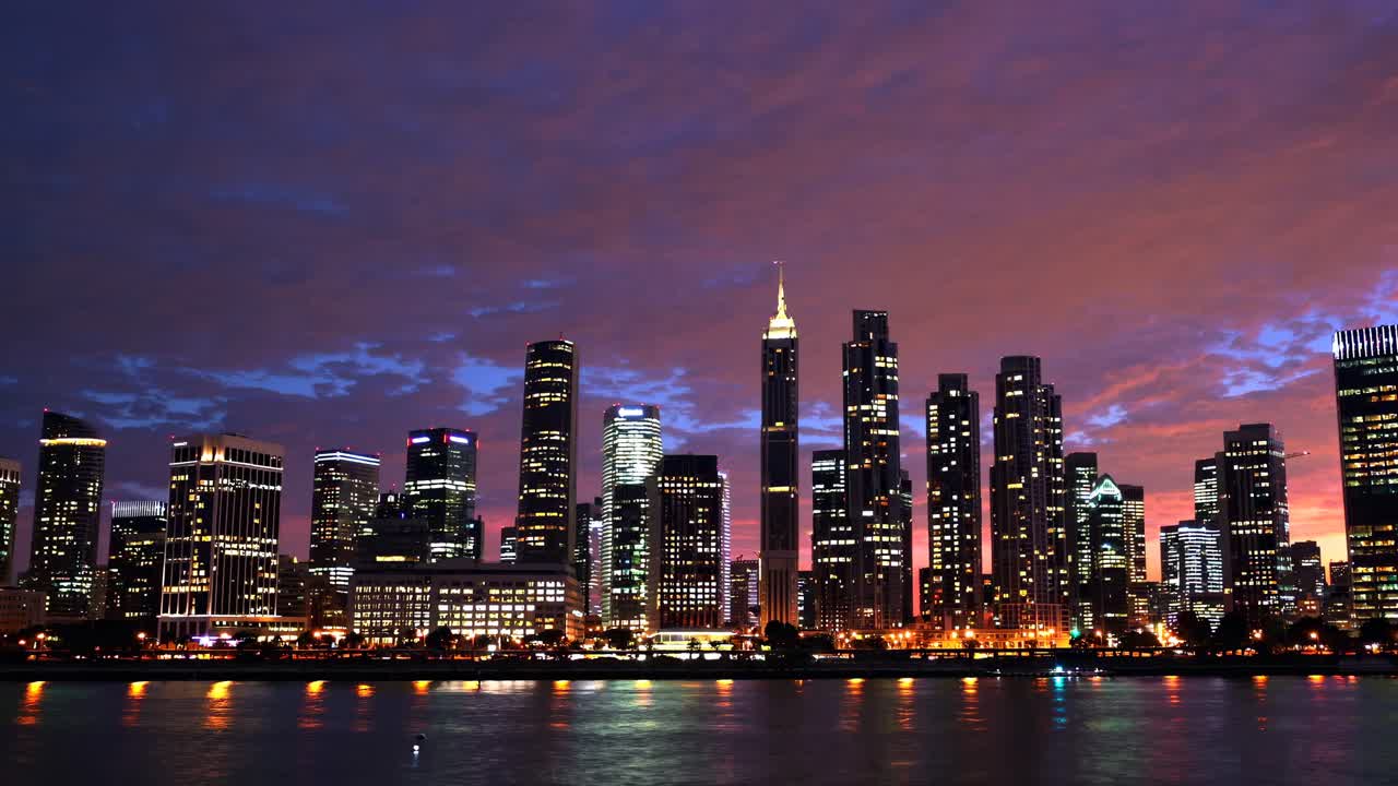 Inquadratura grandangolare di uno skyline cittadino al crepuscolo, che cattura grattacieli illuminati contro un cielo vibrante.
