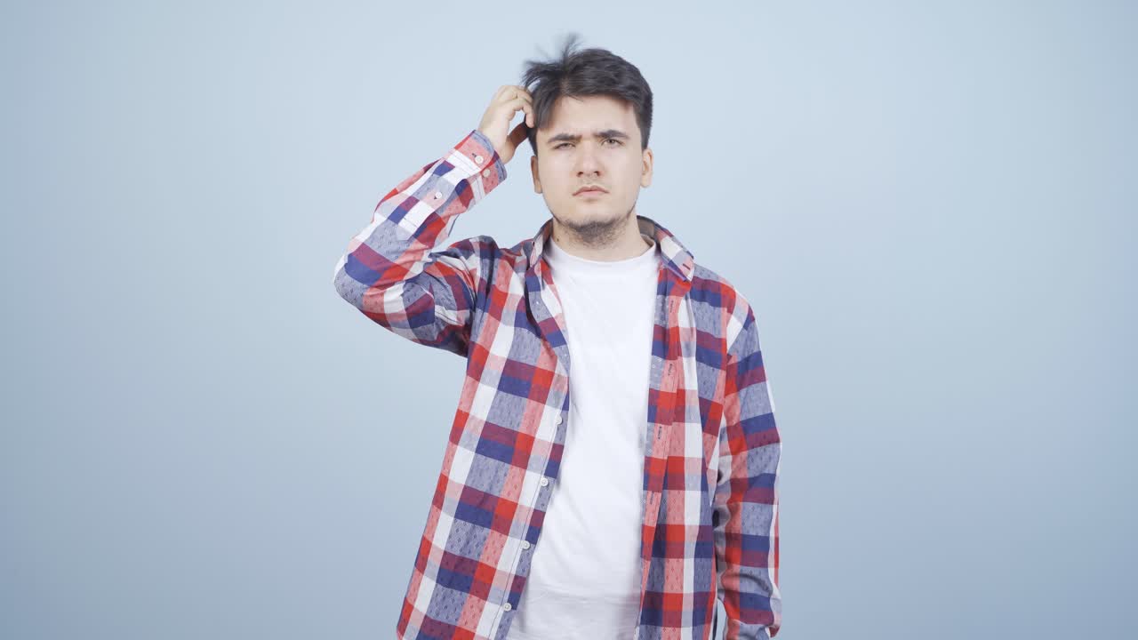 카메라를 향한 사려 깊은 남자.