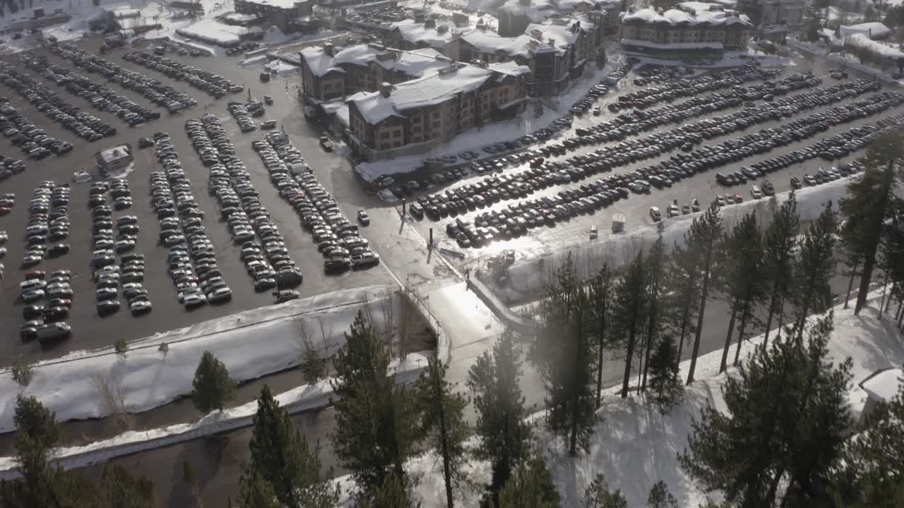 공중 4k 소나무가 타호 호수의 큰 산에서 스키를 타기 위해 총을 쏜다