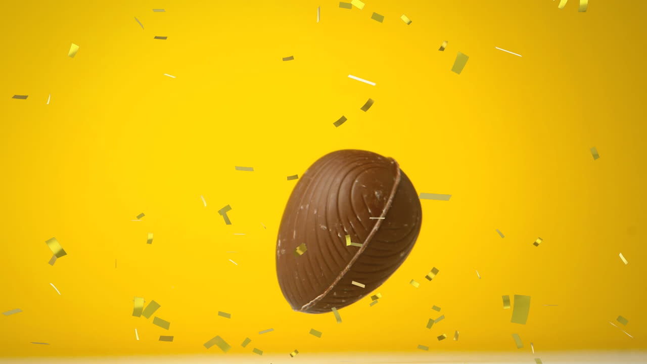 Animazione di uovo di Pasqua di cioccolato che cade e coriandoli dorati che volano su sfondo giallo