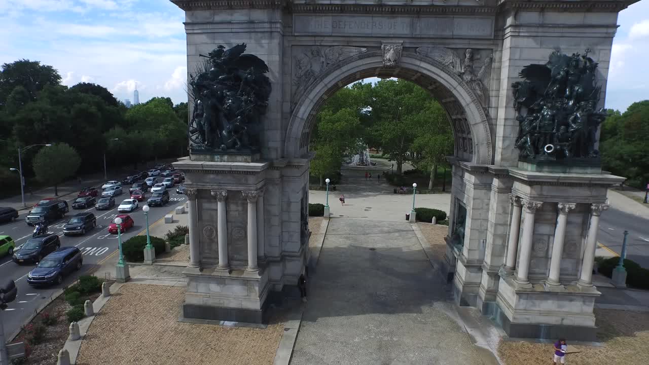 뉴욕 스카이라인 4k를 드러내는 그랜드 아미 플라자의 공중을 통해 시네마틱 아치 비행