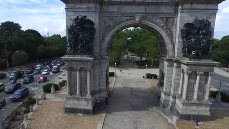 el arco cinematográfico vuela a través de la antena de grand army plaza que revela el horizonte de nueva york 4k.