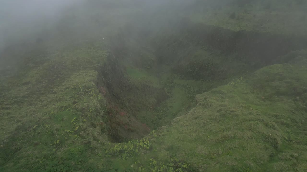 vista brumosa del paisaje verde exuberante y el profundo valle de la lagoa do fogo