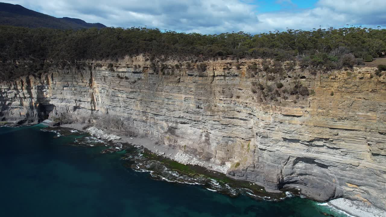 Vista da Fossil Bay e das falésias, Ilha Maria, Tasmânia, Austrália - Foto de drone