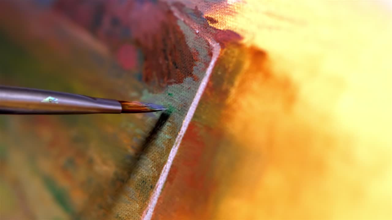 vista detallada de la punta fina pincel de pintura pintura gris a lo largo de la carretera de paisaje del desierto