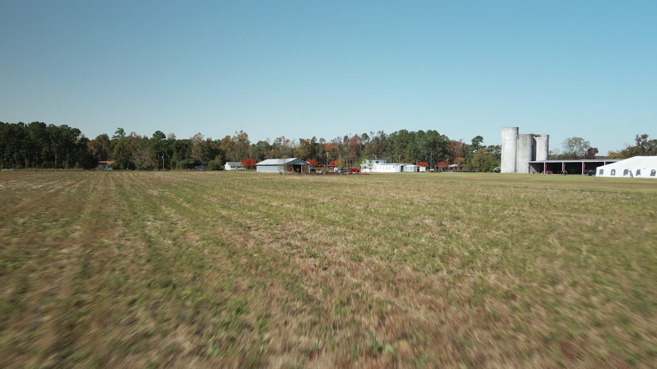 농장에서 농업 분야를 통해 낮은 각도 공중 비행