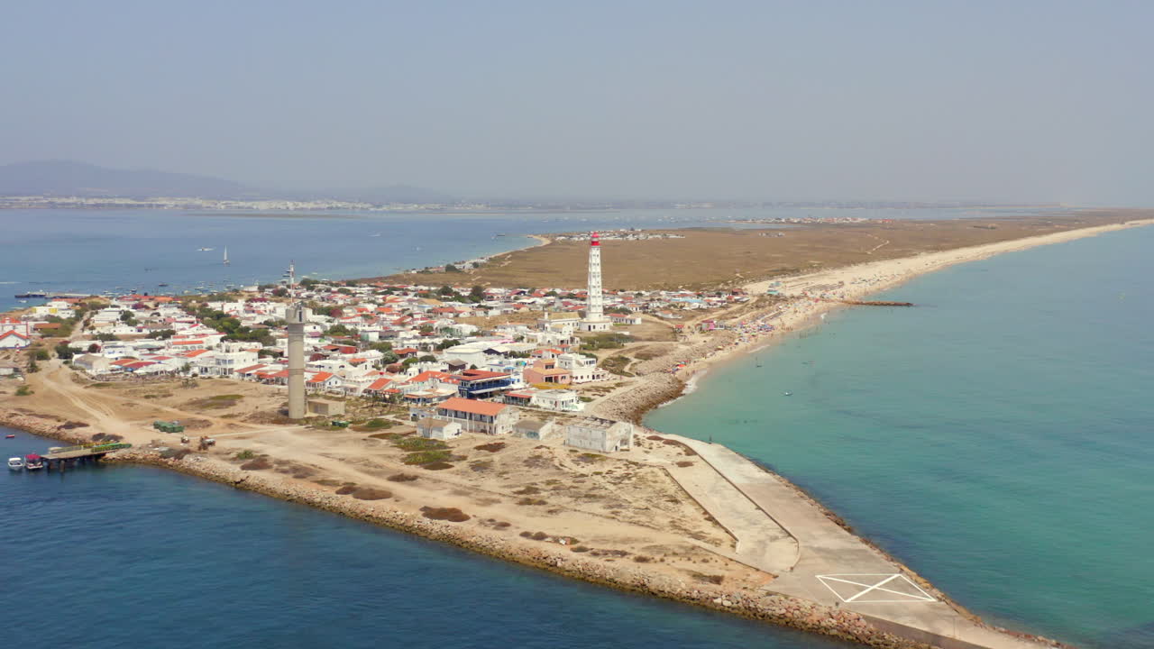 Ilha do Farolin majakka, rannikkokylä, ilmakuvia, Faro, Algarve