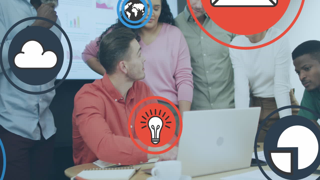 animación del icono en círculos sobre diversos compañeros de trabajo discutiendo informes en la oficina