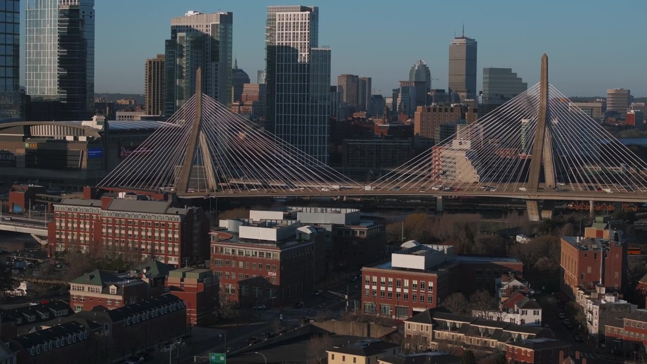 Vista aerea del Ponte commemorativo Leonard P. Zakim Bunker Hill all'alba. Ripreso a Boston, Massachusetts