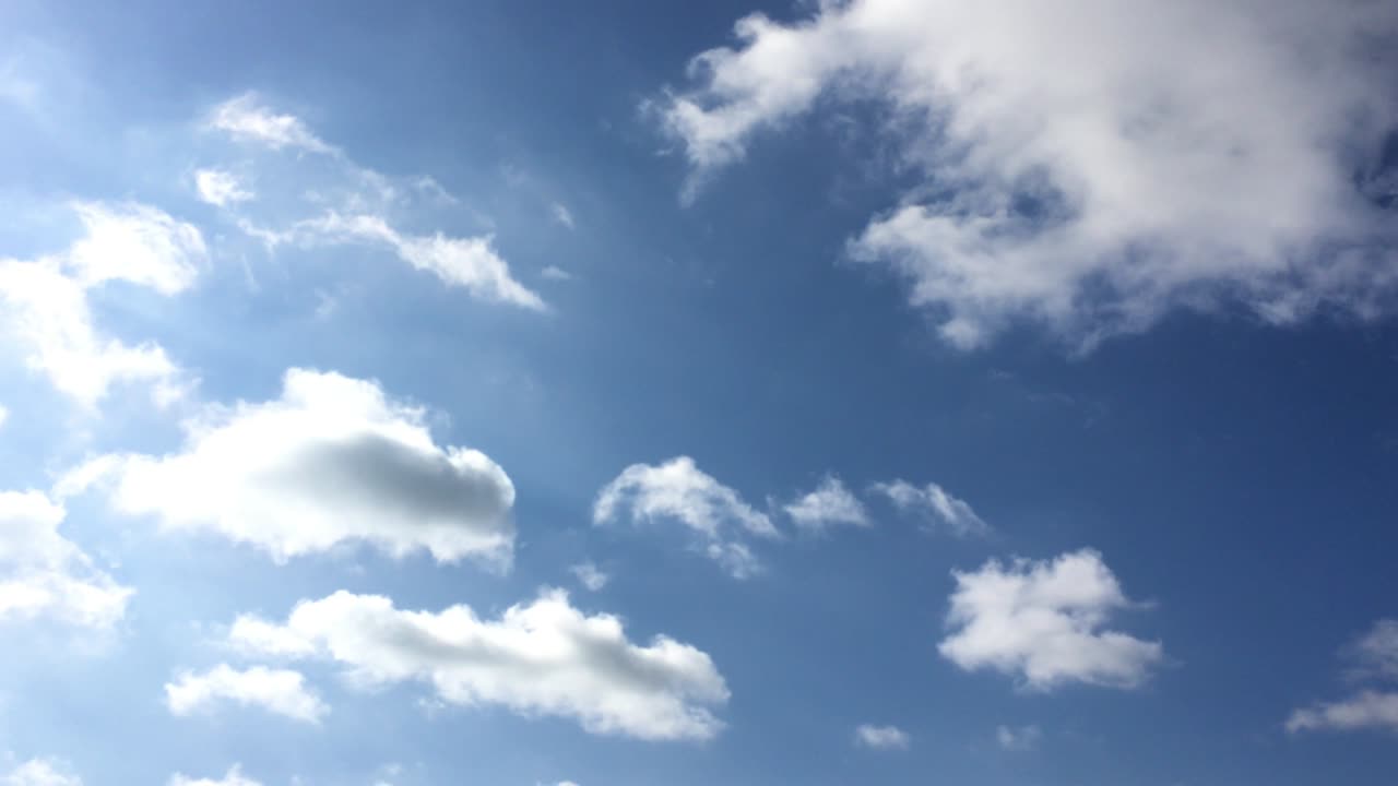 hermosas nubes con fondo de cielo azul. cielo con nubes tiempo naturaleza nube azul. cielo azul con nubes y sol.