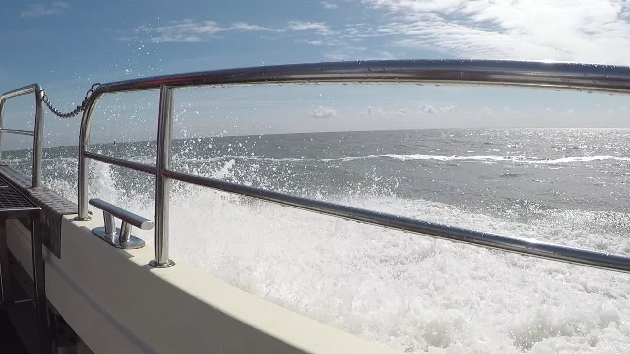 un viaje en un barco rapido