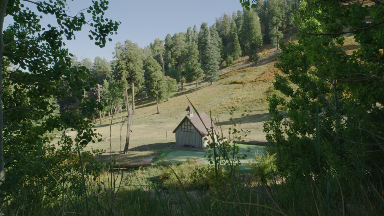 pequeña iglesia del valle al pie de la colina, empujando el tiro