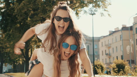 dos chicas divirtiéndose en un parque de la ciudad