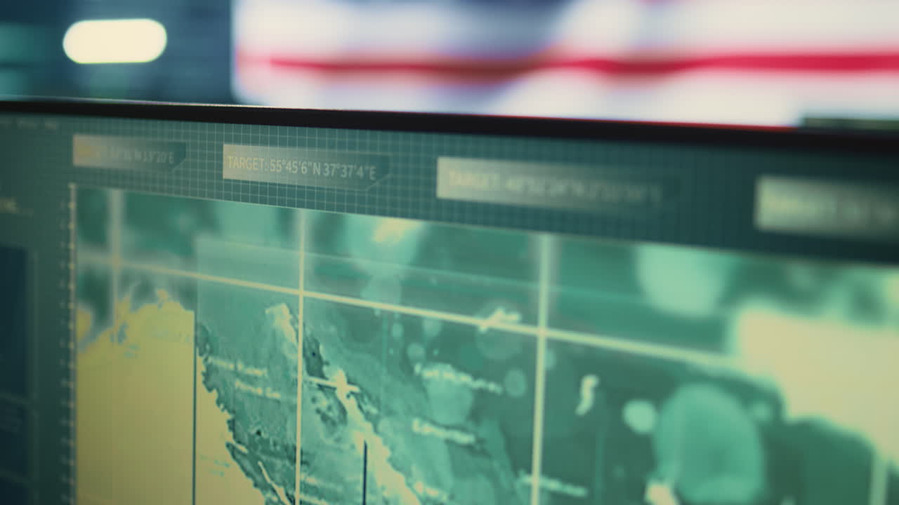 una sala de operaciones digital vacía con una bandera estadounidense en una pantalla grande.