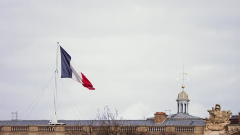 Imágenes-En-Cámara-Lenta-De-Una-Gran-Bandera-Francesa-Ondeando-De-Un-Lado-A-Otro-Con-El-Viento