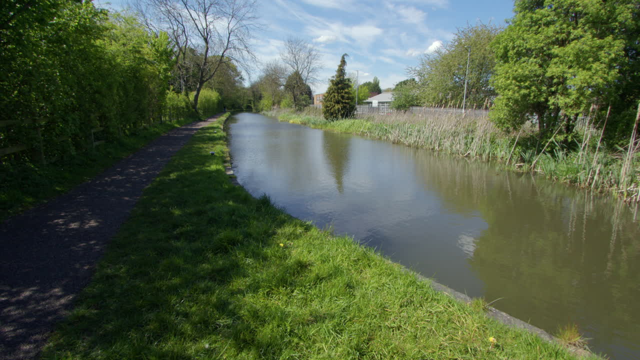 체스터필드 운하 (chesterfield canal) 에서 스트레치 슬록 (stretch locks) 을 바라보며