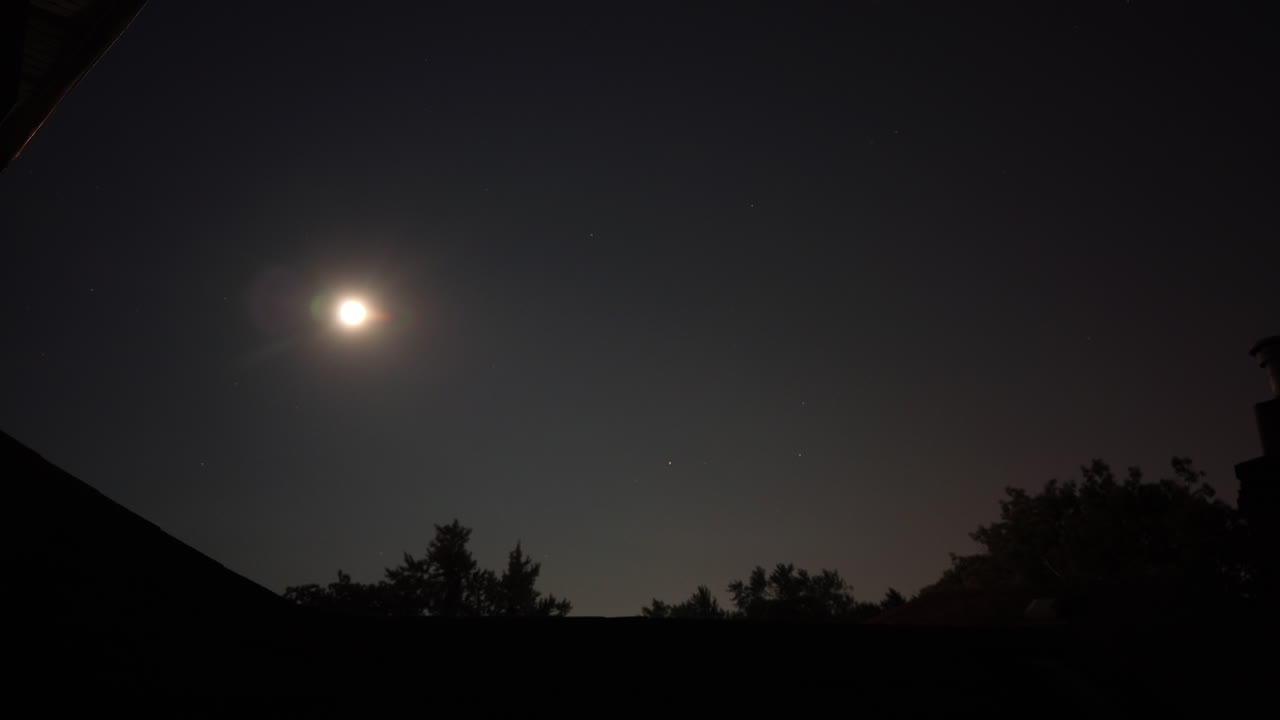 time-lapse en movimiento de la luna y los objetos celestes que se abren camino a través del cielo nocturno.