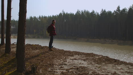 Mann,-Der-Alleine-Reist-Und-Sich-Mit-Blick-Auf-Die-Flussschlucht-Entspannt.-Mann-Überlebensreisen,-Wandern-Am-Fluss,-Aktiver,-Gesunder-Lebensstil.-Hochwertiges-4K-Filmmaterial