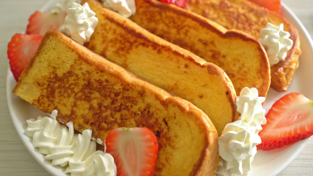 신선한 딸기와 휘핑크림을 곁들인 홈메이드 프렌치 토스트