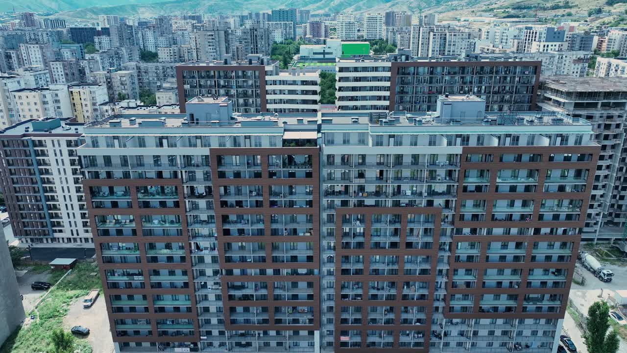 고층 아파트 건물 이 있는 도시 블록 의 공중 사진 으로, 도시 생활 의 밀도 와 건축 양식 을 보여 준다