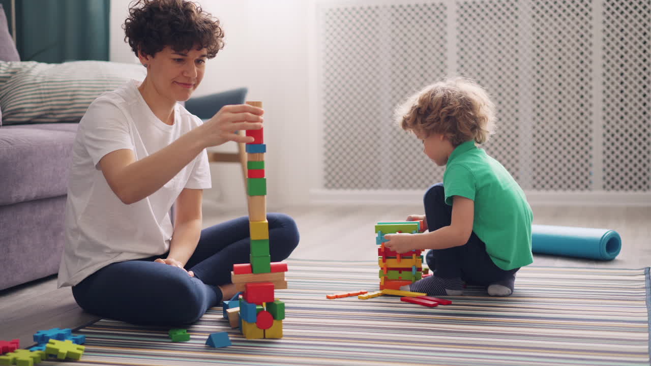 madre e hijo jugando con bloques de madera